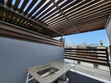 VENTA TRIPLEX  2 AMBIENTES  ,TERRAZA PROPIA CON  PILETA Y  PARRILLA , COCHERA CUBIERTA