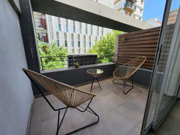 VENTA TRIPLEX  2 AMBIENTES  ,TERRAZA PROPIA CON  PILETA Y  PARRILLA , COCHERA CUBIERTA