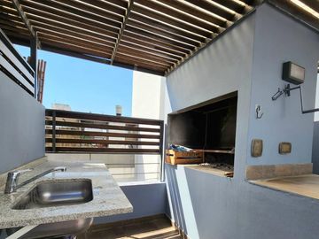 VENTA TRIPLEX  2 AMBIENTES  ,TERRAZA PROPIA CON  PILETA Y  PARRILLA , COCHERA CUBIERTA