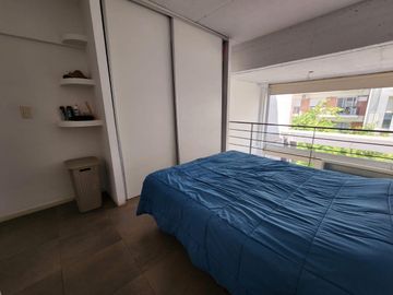 VENTA TRIPLEX  2 AMBIENTES  ,TERRAZA PROPIA CON  PILETA Y  PARRILLA , COCHERA CUBIERTA