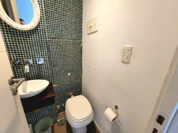 VENTA TRIPLEX  2 AMBIENTES  ,TERRAZA PROPIA CON  PILETA Y  PARRILLA , COCHERA CUBIERTA