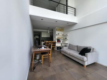 VENTA TRIPLEX  2 AMBIENTES  ,TERRAZA PROPIA CON  PILETA Y  PARRILLA , COCHERA CUBIERTA