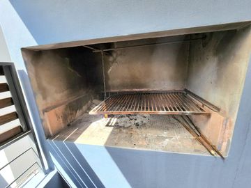 VENTA TRIPLEX  2 AMBIENTES  ,TERRAZA PROPIA CON  PILETA Y  PARRILLA , COCHERA CUBIERTA