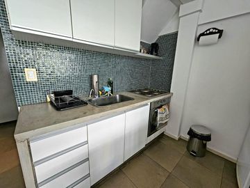 VENTA TRIPLEX  2 AMBIENTES  ,TERRAZA PROPIA CON  PILETA Y  PARRILLA , COCHERA CUBIERTA