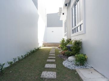 WPOOL 2-Storey Furnished House & Lot with 5 Bedroom for SALE in Friendship Angeles City near CLARK(Good for Investment)