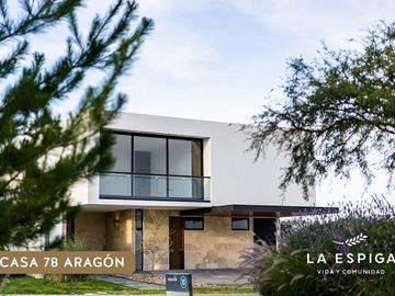 Residencia en Fracc. La Espiga, 4ta Recamara en PB, Terreno 365 m2, de AUTOR !