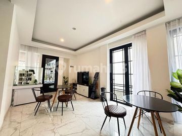 Rumah Modern 3 Lantai di Pesanggrahan