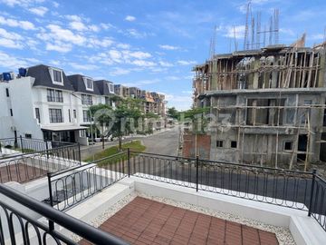 Rumah Modern 3 Lantai di Pesanggrahan