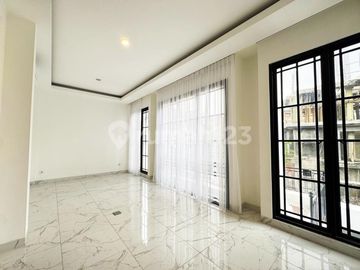 Rumah Modern 3 Lantai di Pesanggrahan