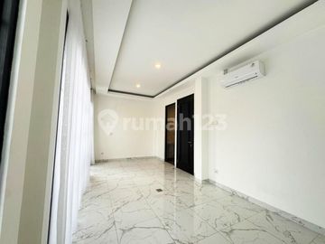 Rumah Modern 3 Lantai di Pesanggrahan