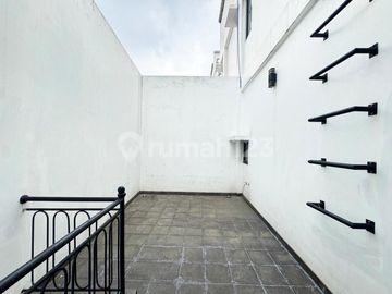 Rumah Modern 3 Lantai di Pesanggrahan