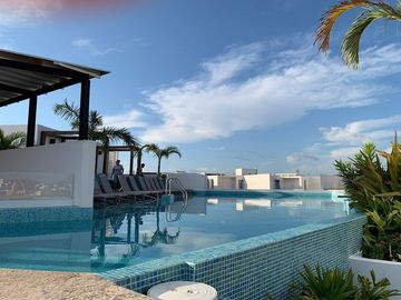 Penthouse, a pasos de la Quinta Avenida y 650 metros de la playa, cine, albercas