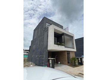 HERMOSA CASA PARA ESTRENAR EN RIONEGRO, SECTOR BARRO BLANCO