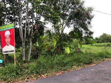 Tanah Pekarangan Barat Pasar Rejodani di Jakal km 10
