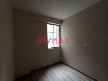Ubicadísimo departamento a 7 cuadras de la Universidad Católica. Ideal para estudiante. Edificio completamente nuevo, de estreno, posee las siguientes