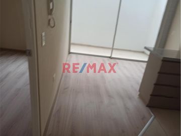 Ubicadísimo departamento a 7 cuadras de la Universidad Católica. Ideal para estudiante. Edificio completamente nuevo, de estreno, posee las siguientes