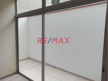 Ubicadísimo departamento a 7 cuadras de la Universidad Católica. Ideal para estudiante. Edificio completamente nuevo, de estreno, posee las siguientes