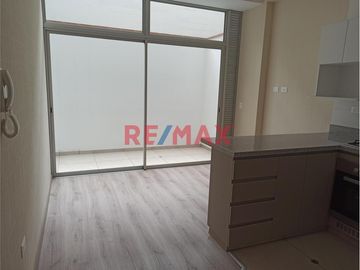 Ubicadísimo departamento a 7 cuadras de la Universidad Católica. Ideal para estudiante. Edificio completamente nuevo, de estreno, posee las siguientes
