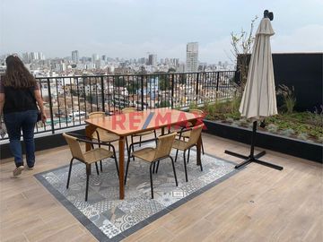 Ubicadísimo departamento a 7 cuadras de la Universidad Católica. Ideal para estudiante. Edificio completamente nuevo, de estreno, posee las siguientes