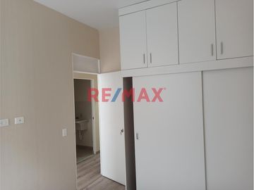 Ubicadísimo departamento a 7 cuadras de la Universidad Católica. Ideal para estudiante. Edificio completamente nuevo, de estreno, posee las siguientes