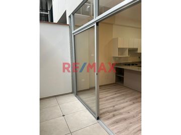 Ubicadísimo departamento a 7 cuadras de la Universidad Católica. Ideal para estudiante. Edificio completamente nuevo, de estreno, posee las siguientes