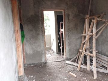 RUMAH MURAH GAYA CLASSIC DI PRAMBANAN PAKAI DINDING BATA EXPOSE