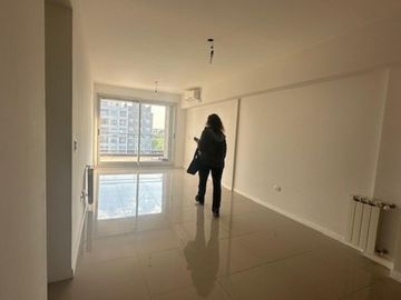 4 AMBIENTES CON COCHERA , VISTA A LA PLAZA  AMENITIES