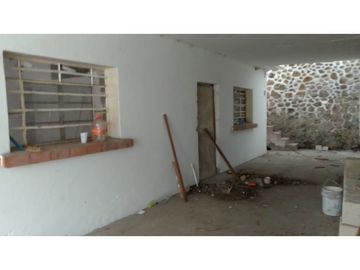 CASA EN VENTA CON VISTA AL LAGO PARA REMODELAR 