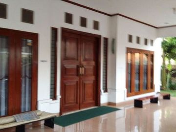 Rumah halaman luas, shm, swimming pool, di cinere