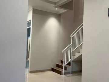 Rumah baru siap huni 2 lantai di cisaranten dekat arcamanik