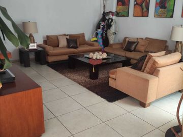 Casa en venta en el Periférico Puebla a 10 minutos de La Vista de 300 m2 de terreno