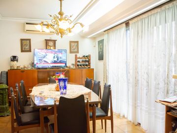 Casa de 4 ambientes con cochera en venta en Martinez