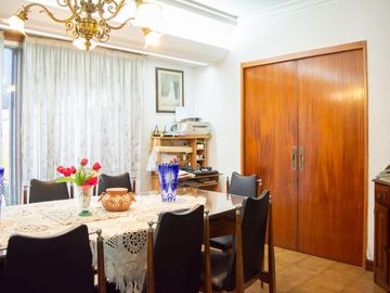 Casa de 4 ambientes con cochera en venta en Martinez