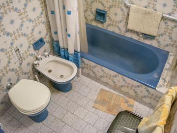 Casa de 4 ambientes con cochera en venta en Martinez