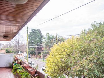 Casa de 4 ambientes con cochera en venta en Martinez