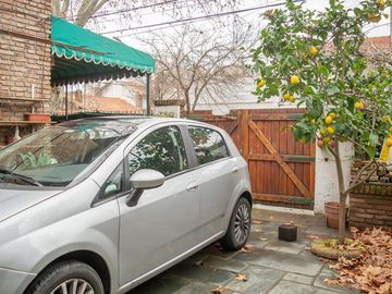 Casa de 4 ambientes con cochera en venta en Martinez