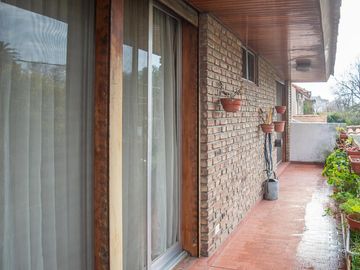 Casa de 4 ambientes con cochera en venta en Martinez