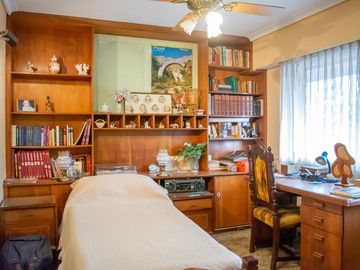 Casa de 4 ambientes con cochera en venta en Martinez