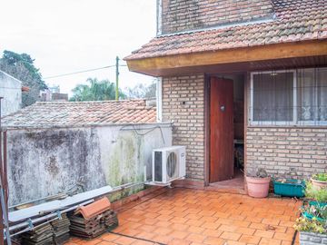 Casa de 4 ambientes con cochera en venta en Martinez