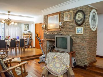Casa de 4 ambientes con cochera en venta en Martinez