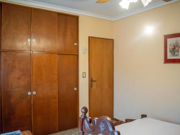Casa de 4 ambientes con cochera en venta en Martinez