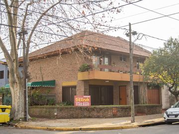 Casa de 4 ambientes con cochera en venta en Martinez
