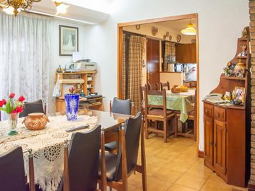 Casa de 4 ambientes con cochera en venta en Martinez