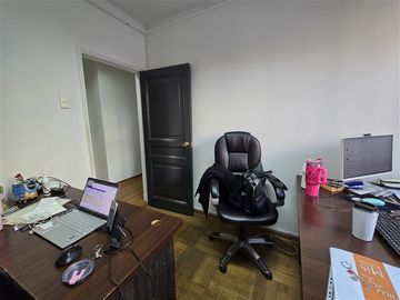 Oficina en venta, Moneda 920. Metro U. de Chile