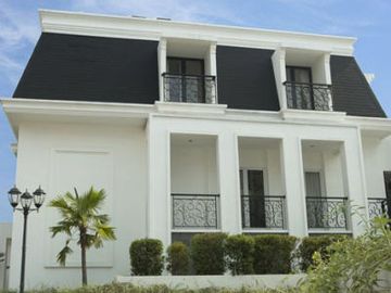 Townhouse Mewah dengan Fasilitas Kolam Renang di Meruya
