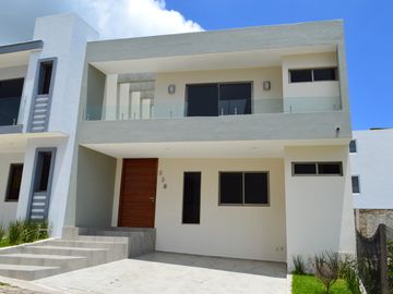 Casa con recámara en planta baja, para estrenar, Argenta Residencial