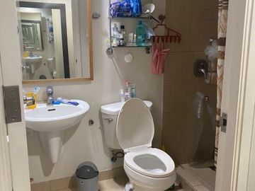Rush Condominium for Sale: Studio Condo for Sale in Joya South Tower Rockwell Center Makati