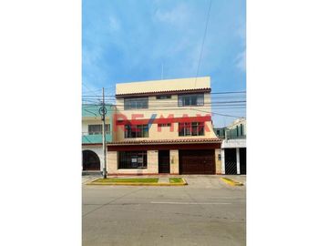 *🚨**Venta De Amplia Casa De 3 Pisos Con Vista A Parque En La Urbanización Las Quintanas*