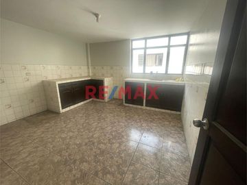 *🚨**Venta De Amplia Casa De 3 Pisos Con Vista A Parque En La Urbanización Las Quintanas*