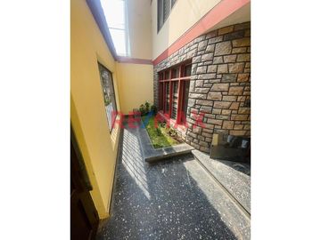 *🚨**Venta De Amplia Casa De 3 Pisos Con Vista A Parque En La Urbanización Las Quintanas*